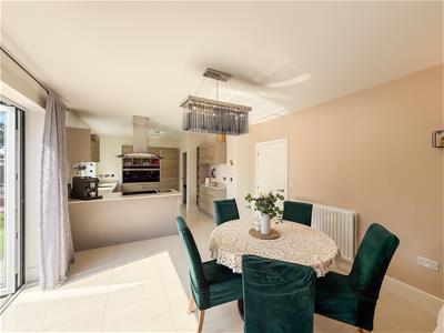 DINING/FAMILY ROOM